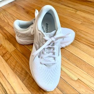 Brooks Adrenaline GTS 19 Running Shoes 7 Wide NWOT